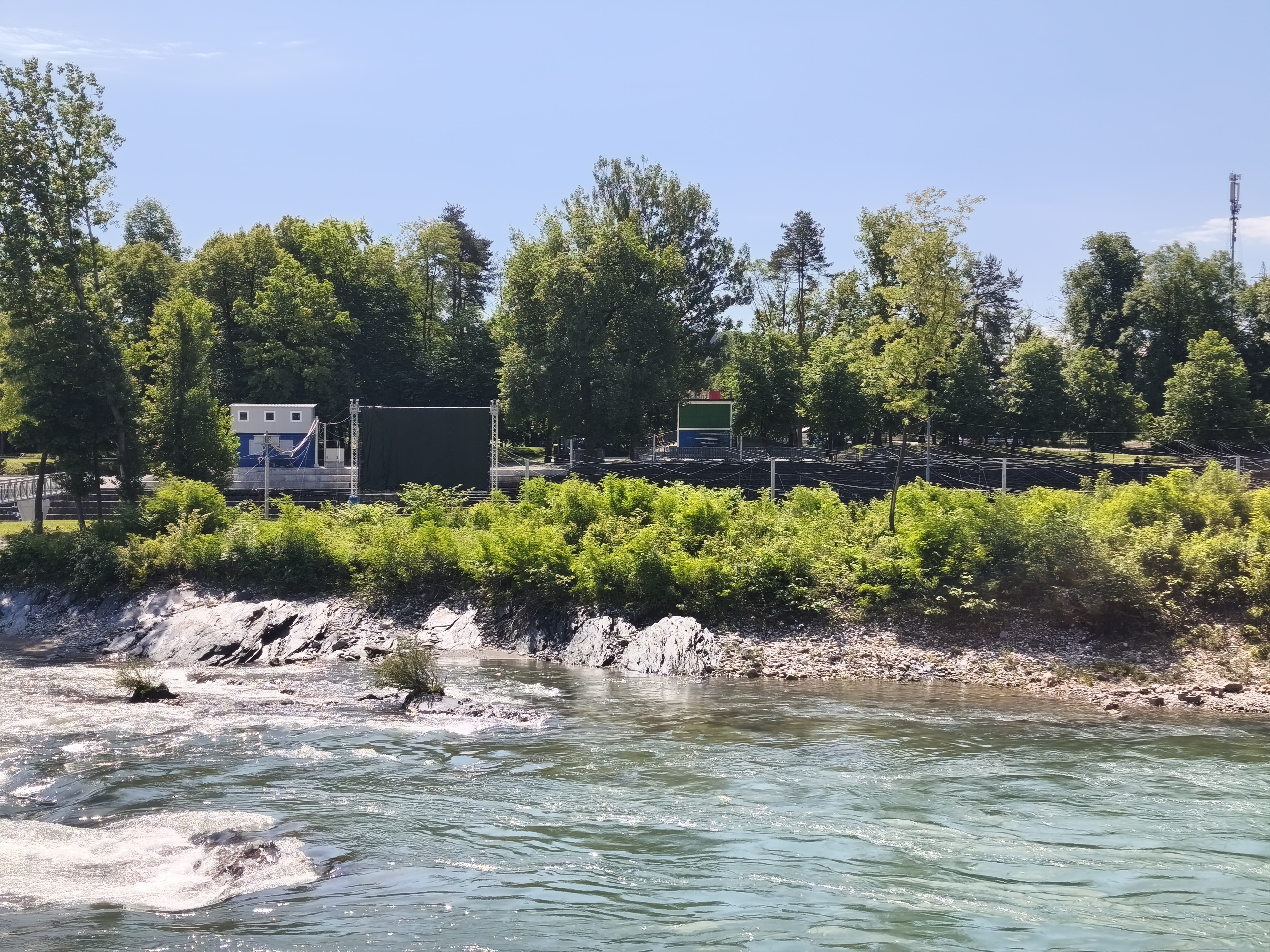 Pogled na reko in zeleno obalo pri apartmaju Ljubljana